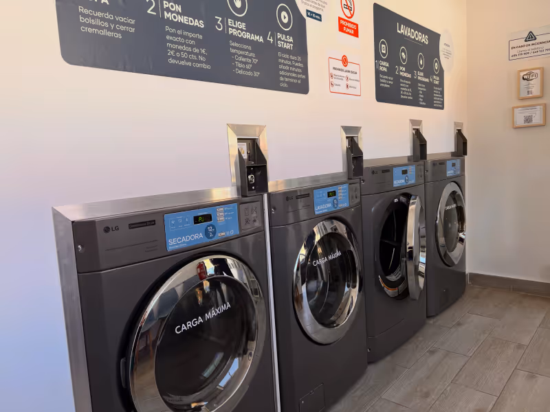 Espacio de la lavandería autoservicio